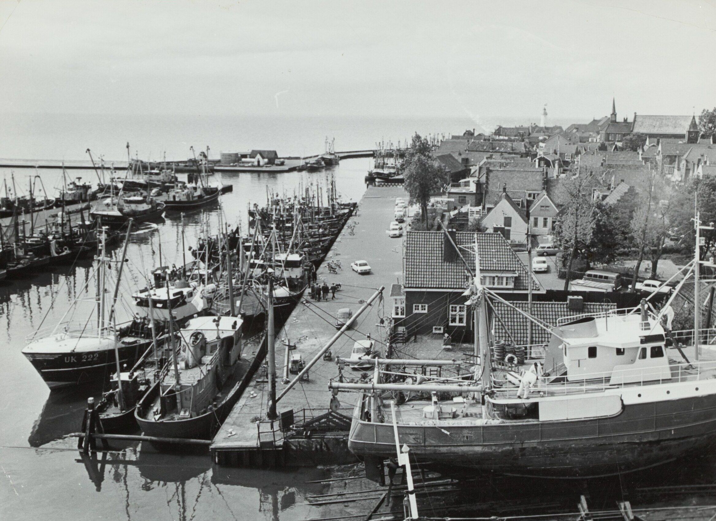 Historische zwart-witfoto van de haven van Urk vol vissersschepen